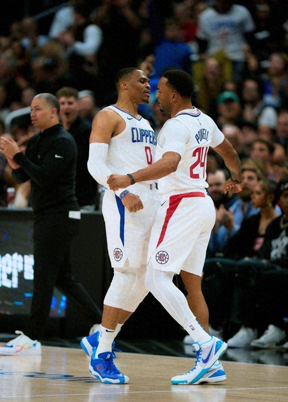 英雄-包含NBA总决赛转会期再迎强敌，洛杉矶快船伤情更新，主帅态度——震撼外界，球队文化再被提及的词条